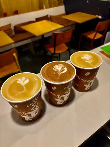 Trois cafés servis chez Paul et Paulette à Fontainebleau